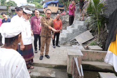 Wali Kota Jaya Negara Turun Langsung Untuk Monitoring Pemulihan Pura Terdampak Banjir