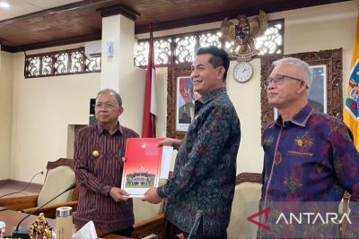 Pansus serahkan rekomendasi dewan soal lift kaca Kelingking ke Koster