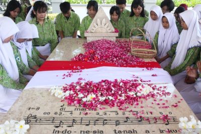 W.R. Supratman: Pahlawan mewangi, bukan berdarah
