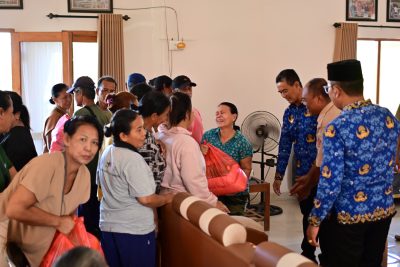 Wakil Bupati Buleleng Serahkan Puluhan Bantuan Sembako ke Masyarakat Baktiseraga