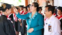 Wisuda 230 Lansia, Ny Rai Wahyuni Sanjaya Beri Apresiasi atas Ketekunan Belajar Para Wisudawan