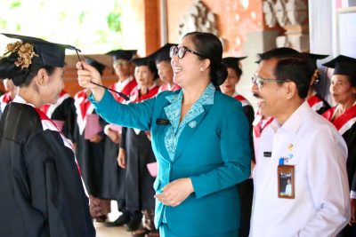 Wisuda 230 Lansia, Ny Rai Wahyuni Sanjaya Beri Apresiasi atas Ketekunan Belajar Para Wisudawan