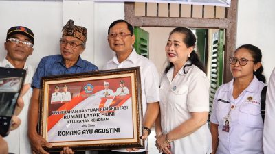 Serahkan Bedah Rumah di Kendran, Bupati Sutjidra Minta Dinsos Buleleng Validasi Data