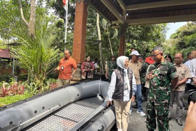 KLH beri Bali perahu karet untuk tangani banjir dan bersihkan sampah