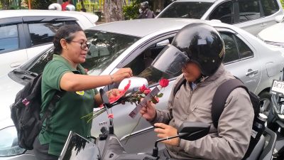 Peringatan Hari AIDS Sedunia 2025, KPA Denpasar Serahkan Bunga dan Pita di Kawasan Catur Muka