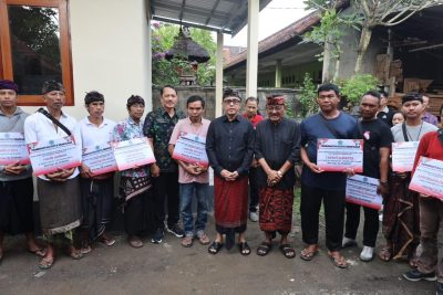 Walikota Jaya Negara Serahkan Bantuan 18 Rumah Layak Huni Kepada Warga
