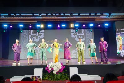 Putri Koster Apresiasi 121 Karya Wastra di DBFW Sesi 2 Day 4