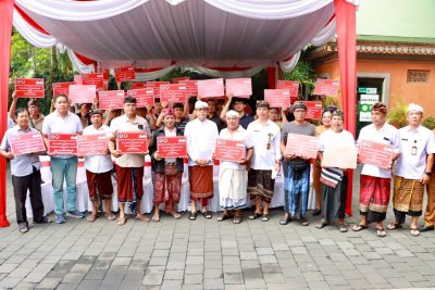 Walikota Denpasar Jaya Negara Kembali Serahkan Bantuan Sosial Pasca Bencana Tahap Tiga