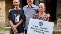 WhatsApp Image 2025-12-28 at 17.36.23 Pemprov Bali Hadir, Serahkan Dua Bantuan Bangun Rumah dan Satu Bantuan Biaya Kesehatan