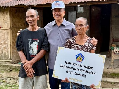 Pemprov Bali Hadir, Serahkan Dua Bantuan Bangun Rumah dan Satu Bantuan Biaya Kesehatan