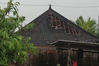 Angin Puting Beliung Rusak Belasan Rumah Warga di Mendoyo Jembrana