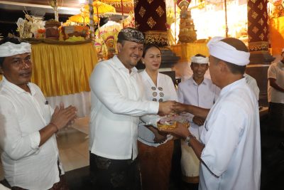 Hadiri Karya Atma Wedana di Banjar Tanggayuda, Wabup Badung Serahkan Bantuan Rp30 Juta