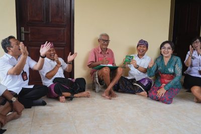 Bupati Badung Serahkan Penghargaan Bagi Lansia Yang Melampaui Uhh 75 Tahun