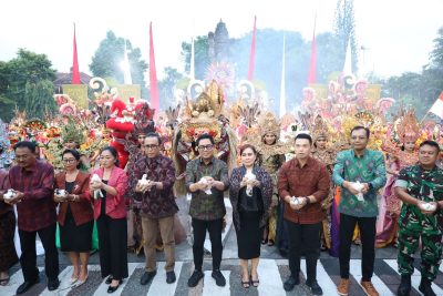 Kota Denpasar 'Melepas Matahari 2025' dengan Sajian Pementasan Budaya