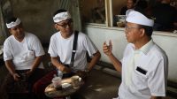 Anak Muda Bali Antusias Nikmati Kopi dan Be Guling Traktiran Gubernur Koster saat Rahina Tumpek Klurut