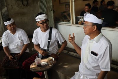 Anak Muda Bali Antusias Nikmati Kopi dan Be Guling Traktiran Gubernur Koster saat Rahina Tumpek Klurut