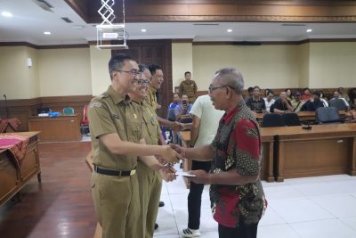 Sekda Badung Serahkan Dana Santunan Pensiun dan Sumbangan Dana Kematian