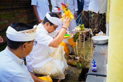 Bupati Adi Arnawa Mendem Pedagingan di Pelinggih Meru