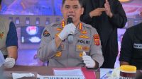 Bandung, 20/2 (ANTARA) - Kepolisian Daerah Jawa Barat menjadwalkan pemulangan 13 perempuan asal Jawa Barat yang diduga menjadi korban tindak pidana perdagangan orang (TPPO) di wilayah Kabupaten Sikka, Nusa Tenggara Timur (NTT). Kabid Humas Polda Jawa Barat Kombes Pol Hendra Rochmawan mengatakan, langkah pemulangan tengah disusun secara matang bersama pemerintah daerah agar proses tersebut berjalan lancar tanpa mengganggu penyidikan yang sedang dilakukan kepolisian setempat. “Kapolda melalui unit Perlindungan Perempuan dan Anak memastikan pemulangan berjalan baik sekaligus mendukung proses hukum yang saat ini ditangani Polres Sikka,” ujar Hendra di Bandung, Jumat. Ia menjelaskan, kasus tersebut bermula dari unggahan media sosial seorang karyawan tempat hiburan malam di Sikka yang mengaku mengalami ancaman fisik serta kekerasan verbal. Menindaklanjuti informasi itu, polisi melakukan razia di lokasi dan menemukan 13 perempuan asal Jawa Barat yang bekerja di tempat tersebut. “Mayoritas pekerja diketahui telah berusia di atas 17 tahun, namun aparat masih mendalami kemungkinan adanya korban di bawah umur,” katanya. Ia menyebut Polda Jabar juga berkoordinasi dengan lembaga swadaya masyarakat di NTT guna memberikan perlindungan awal kepada para korban sambil menunggu proses pemulangan. Berdasarkan pendalaman awal, kata dia, para pekerja diduga direkrut dengan modus iming-iming gaji tinggi sekitar Rp8–10 juta per bulan. “Korban juga dibebani target kerja yang sulit dicapai disertai denda, yang berujung pada dugaan eksploitasi, pengekangan, ancaman fisik, hingga kekerasan saat pelaku berada dalam pengaruh minuman keras,” katanya.