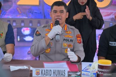 Bandung, 20/2 (ANTARA) - Kepolisian Daerah Jawa Barat menjadwalkan pemulangan 13 perempuan asal Jawa Barat yang diduga menjadi korban tindak pidana perdagangan orang (TPPO) di wilayah Kabupaten Sikka, Nusa Tenggara Timur (NTT). Kabid Humas Polda Jawa Barat Kombes Pol Hendra Rochmawan mengatakan, langkah pemulangan tengah disusun secara matang bersama pemerintah daerah agar proses tersebut berjalan lancar tanpa mengganggu penyidikan yang sedang dilakukan kepolisian setempat. “Kapolda melalui unit Perlindungan Perempuan dan Anak memastikan pemulangan berjalan baik sekaligus mendukung proses hukum yang saat ini ditangani Polres Sikka,” ujar Hendra di Bandung, Jumat. Ia menjelaskan, kasus tersebut bermula dari unggahan media sosial seorang karyawan tempat hiburan malam di Sikka yang mengaku mengalami ancaman fisik serta kekerasan verbal. Menindaklanjuti informasi itu, polisi melakukan razia di lokasi dan menemukan 13 perempuan asal Jawa Barat yang bekerja di tempat tersebut. “Mayoritas pekerja diketahui telah berusia di atas 17 tahun, namun aparat masih mendalami kemungkinan adanya korban di bawah umur,” katanya. Ia menyebut Polda Jabar juga berkoordinasi dengan lembaga swadaya masyarakat di NTT guna memberikan perlindungan awal kepada para korban sambil menunggu proses pemulangan. Berdasarkan pendalaman awal, kata dia, para pekerja diduga direkrut dengan modus iming-iming gaji tinggi sekitar Rp8–10 juta per bulan. “Korban juga dibebani target kerja yang sulit dicapai disertai denda, yang berujung pada dugaan eksploitasi, pengekangan, ancaman fisik, hingga kekerasan saat pelaku berada dalam pengaruh minuman keras,” katanya.