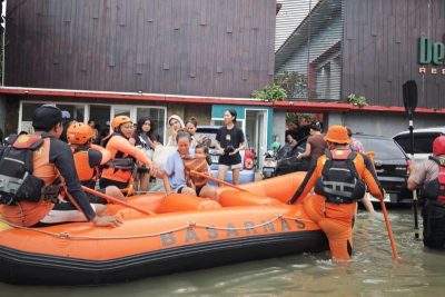 Tim SAR Evakuasi 12 Warga Terdampak Banjir di Kawasan Dewi Sri Legian