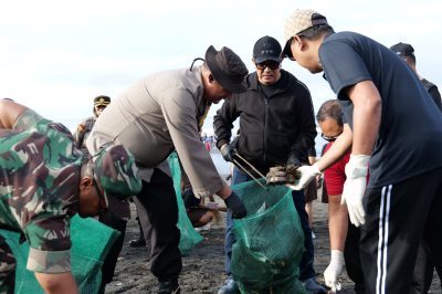 Bupati Sanjaya Pimpin Gerakan Kebersihan di Pantai Yeh Gangga Tabanan
