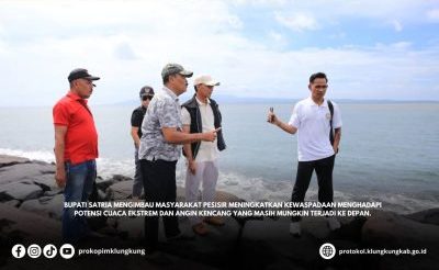 Tinjau Abrasi Pantai Monggalan, Bupati Satria Upayakan Segera Tangani Tanggul