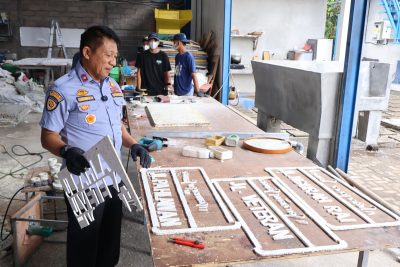 Percantik Kota dengan Limbah Plastik Daur Ulang, Dishub Buleleng Hadirkan Papan Nama Jalan Inovatif Ramah Lingkungan