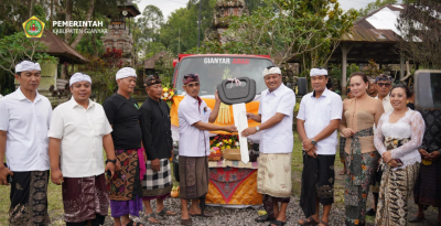 Bupati Mahayastra Serahkan Truk Sampah kepada Desa Adat Singakerta dan Kerta