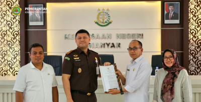 Pemkab Gianyar Serahkan SK Kepatuhan Jaminan Sosial Ketenagakerjaan Kepada Kajari Gianyar