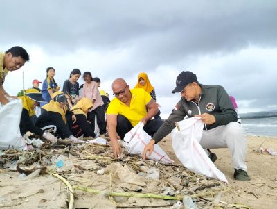 DPRD Badung Bersih-Bersih di Pantai Kedonganan Bersama Warga