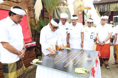 Wali Kota Jaya Negara Hadiri Pemelaspasan Candi Bentar dan Penyengker Setra Desa Adat Penatih