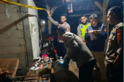 Grobogan, 21/3 (ANTARA) - Kepolisian Resor Grobogan, Jawa Tengah, melakukan penyelidikan peristiwa ledakan petasan di sebuah rumah warga di Desa Ngroto, Kecamatan Gubug, Kabupaten Grobogan, Jawa Tengah, Jumat (20/3) sore, yang mengakibatkan satu orang terluka. "Kami masih melakukan penyelidikan lebih lanjut dan mengimbau masyarakat untuk tidak merakit petasan secara mandiri karena berisiko tinggi terhadap keselamatan," kata Kapolres Grobogan AKBP Ike Yulianto di Grobogan, Sabtu. Hasil penyelidikan sementara, ledakan diduga berasal dari racikan petasan di sebuah rumah warga di Desa Ngroto. Ledakan terjadi saat korban mengisi bahan petasan ke dalam cetakan. Namun, saat proses penutupan dengan cara dipukul, diduga terjadi gesekan yang memicu terjadinya ledakan. Akibat peristiwa tersebut, seorang pemuda bernama Muhammad Nur Attamimi (19), mengalami luka bakar dan patah tulang hingga harus dirawat di RSUD Raden Soedjati Purwodadi. Ia mengatakan berdasarkan keterangan dari warga, ledakan terjadi sekitar pukul 16.30 WIB di rumah milik Muanam, orang tua korban. "Saksi yang sedang berada di rumah mendengar suara ledakan dari dalam kamar. Saat dicek, korban sudah dalam kondisi terluka," ujarnya. Warga yang datang kemudian membawa korban ke Klinik Medika Farma di Desa Jeketro, sebelum dirujuk ke rumah sakit untuk penanganan lebih lanjut. Dari hasil pemeriksaan medis, kata dia, korban mengalami luka bakar derajat dua di bagian wajah dan leher dengan luas sekitar 4,5 persen. Selain itu, korban juga mengalami patah tulang pada lengan kiri, luka lecet di beberapa bagian tubuh, serta lebam pada kedua mata. Dari hasil olah tempat kejadian perkara (TKP), petugas menemukan sejumlah barang yang diduga berkaitan dengan pembuatan petasan, seperti sisa bahan kimia, cetakan mercon, serta serpihan material akibat ledakan. Akibat peristiwa tersebut, bagian dinding rumah dilaporkan jebol, sementara atap dan lantai mengalami kerusakan. Kerugian materiil ditaksir mencapai Rp5 juta.