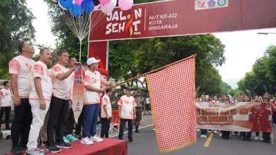 Lepas Jalan Sehat, Bupati Sutjidra: Ini Simbol Kebersamaan Masyarakat