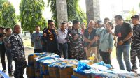 Jakarta, 07/3 (ANTARA) - Personel TNI Angkatan Laut menggagalkan penyelundupan 1,4 ton sianida dari Filipina ke Indonesia melalui Pelabuhan Ferry ASDP Bitung, Sulawesi Utara. Dalam siaran pers resmi yang diterima di Jakarta, Sabtu, dijelaskan bahwa penangkapan itu dilakukan Tim Quick Response 8 Satuan Patroli Kodaeral VIII bersama Satgas Intelmar Kerapu-8.26, serta Bea Cukai Kanwil Sulawesi Utara pada Rabu (4/3). Wakil Komandan Kodaeral VIII Laksamana Pertama TNI Tony Herdijanto mengatakan peristiwa penangkapan bermula ketika petugas memeriksa kendaraan yang turun dari Kapal Motor Penyeberangan (KMP) Labuhan Haji dengan rute Talaud–Bitung saat sandar di Pelabuhan Ferry ASDP Bitung. "Dalam pemeriksaan terhadap sebuah truk ekspedisi berwarna hijau, petugas menemukan muatan bahan kimia berbahaya jenis sianida yang dikemas dalam 29 karung," kata Tony dalam siaran pers itu. Tony menjelaskan temuan itu sangat mencurigakan karena pengiriman sianida memerlukan penanganan dan pengangkutan secara khusus. Ia mengatakan muatan bahan kimia seperti itu seharusnya diangkut menggunakan kapal khusus. "Muatan tersebut juga tidak dilengkapi dokumen resmi sehingga berpotensi membahayakan keselamatan pelayaran maupun para penumpang kapal," jelasnya. Dari pemeriksaan terhadap 29 karung, lanjut Tony, masing-masing karung memiliki berat sekitar 50 kilogram sehingga total keseluruhan barang mencapai sekitar 1.450 kilogram atau 1,4 ton. "Berdasarkan informasi awal, barang ilegal tersebut diduga berasal dari Filipina yang masuk melalui Melonguane, Kabupaten Kepulauan Talaud, sebelum diselundupkan menuju Bitung menggunakan truk ekspedisi yang menumpang kapal feri penumpang," jelasnya. Temuan sianida tersebut akhirnya disita di markas Kodaeral VIII untuk keperluan penindakan proses hukum lebih lanjut. Tony menegaskan penangkapan ini membuktikan kuatnya komitmen TNI AL dalam menjaga kawasan laut Indonesia dari ragam aktivitas penyelundupan barang ilegal.