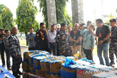 Jakarta, 07/3 (ANTARA) - Personel TNI Angkatan Laut menggagalkan penyelundupan 1,4 ton sianida dari Filipina ke Indonesia melalui Pelabuhan Ferry ASDP Bitung, Sulawesi Utara. Dalam siaran pers resmi yang diterima di Jakarta, Sabtu, dijelaskan bahwa penangkapan itu dilakukan Tim Quick Response 8 Satuan Patroli Kodaeral VIII bersama Satgas Intelmar Kerapu-8.26, serta Bea Cukai Kanwil Sulawesi Utara pada Rabu (4/3). Wakil Komandan Kodaeral VIII Laksamana Pertama TNI Tony Herdijanto mengatakan peristiwa penangkapan bermula ketika petugas memeriksa kendaraan yang turun dari Kapal Motor Penyeberangan (KMP) Labuhan Haji dengan rute Talaud–Bitung saat sandar di Pelabuhan Ferry ASDP Bitung. "Dalam pemeriksaan terhadap sebuah truk ekspedisi berwarna hijau, petugas menemukan muatan bahan kimia berbahaya jenis sianida yang dikemas dalam 29 karung," kata Tony dalam siaran pers itu. Tony menjelaskan temuan itu sangat mencurigakan karena pengiriman sianida memerlukan penanganan dan pengangkutan secara khusus. Ia mengatakan muatan bahan kimia seperti itu seharusnya diangkut menggunakan kapal khusus. "Muatan tersebut juga tidak dilengkapi dokumen resmi sehingga berpotensi membahayakan keselamatan pelayaran maupun para penumpang kapal," jelasnya. Dari pemeriksaan terhadap 29 karung, lanjut Tony, masing-masing karung memiliki berat sekitar 50 kilogram sehingga total keseluruhan barang mencapai sekitar 1.450 kilogram atau 1,4 ton. "Berdasarkan informasi awal, barang ilegal tersebut diduga berasal dari Filipina yang masuk melalui Melonguane, Kabupaten Kepulauan Talaud, sebelum diselundupkan menuju Bitung menggunakan truk ekspedisi yang menumpang kapal feri penumpang," jelasnya. Temuan sianida tersebut akhirnya disita di markas Kodaeral VIII untuk keperluan penindakan proses hukum lebih lanjut. Tony menegaskan penangkapan ini membuktikan kuatnya komitmen TNI AL dalam menjaga kawasan laut Indonesia dari ragam aktivitas penyelundupan barang ilegal.