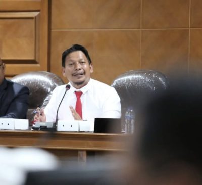 Ketua Komisi IV DPRD Badung Graha Wicaksana Memandang Perlu Sinergi Tangani Sampah di Pantai Kuta