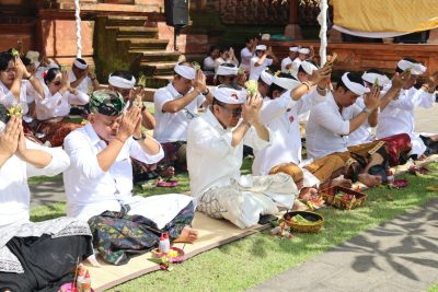 Pemkot Denpasar Gelar Persembahyangan Bersama Peringati Rahina Tumpek Wayang