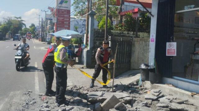 Polres Badung olah TKP ledakan trotoar di Jalan Raya Darmasaba