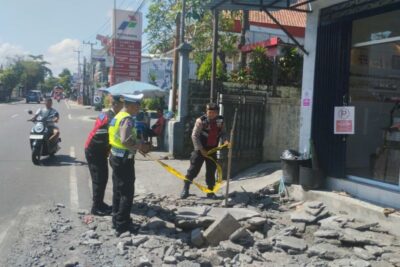 Polres Badung olah TKP ledakan trotoar di Jalan Raya Darmasaba