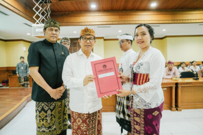 Serahkan SK 25 Kepala Sekolah, Adi Arnawa Tekankan Integritas Penndidikan