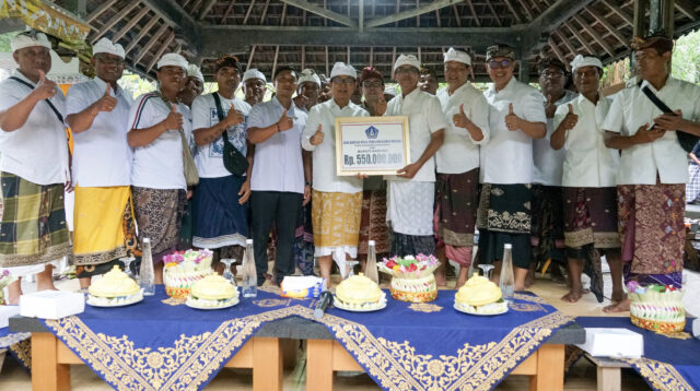 Bupati Serahkan Bantuan Pemulihan Dampak Bencana