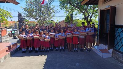 Peduli Korban Banjir Bandang, Kwarcab Buleleng Berikan Perlengkapan Sekolah Bagi Siswa Terdampak