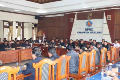 Wabup dan Sekda Buleleng Hadiri Rapat DPRD Bahas Pendapat Akhir Fraksi Ranperda Pajak dan Retribusi Daerah