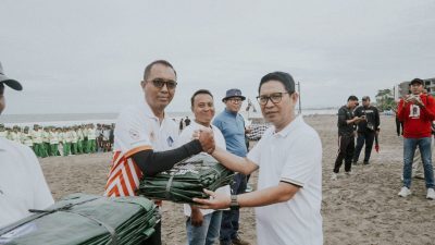 Ketua DPRD Badung Pimpin Aksi Bersih Pantai Petitenget, Dorong Penguatan Pengelolaan Sampah