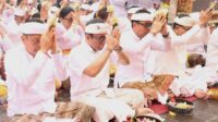 Pemkot Denpasar Ngaturang Bhakti Penganyar Ida Bhatara Turun Kabeh di Pura Agung Besakih