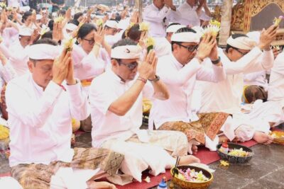 Pemkot Denpasar Ngaturang Bhakti Penganyar Ida Bhatara Turun Kabeh di Pura Agung Besakih