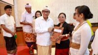 Sekda Eddy Mulya Serahkan SK 41 Kepala Sekolah di Kota Denpasar