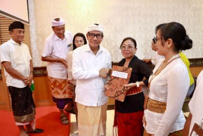 Sekda Eddy Mulya Serahkan SK 41 Kepala Sekolah di Kota Denpasar