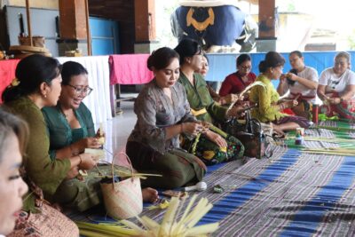 WHDI Denpasar Berikan Pelatihan Banten Otonan di Lingkungan Taman Sekar